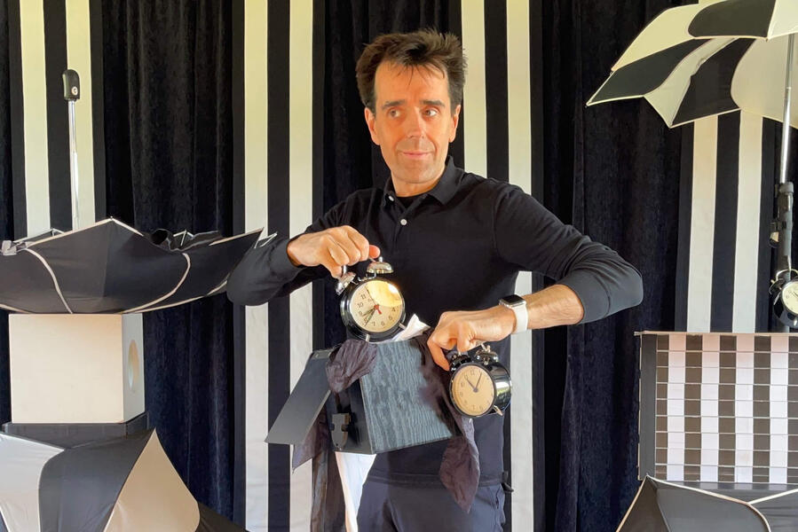 Monsieur Fred fais apparaître une série de réveil dans son spectacle, d'illusion d'optique, sous les yeux des enfants et des familles dans un village de l'Oise.
