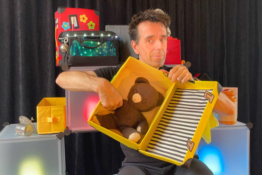 Zouick, Fouick, Touick ! Les souvenirs et l'enfance font partie intégrante de ce spectacle où les enfants participent pour les festivals de lecture en bibliothèque en Île-de-France