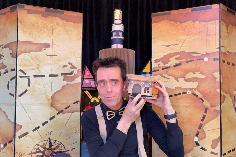 Le comédien, Monsieur Fred, présente l'héroïne du spectacle aux enfants, leur raconte les aventures incroyable pour le spectacle, dans un centre de loisirs du Havre