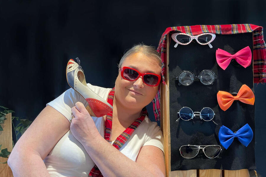 Aurore, la comédienne, est sa panoplie de noeud papillon fausse moustache, lunettes pour se déguiser comme un agent secret pendant un spectacle dans un centre de loisirs à Beauvais.