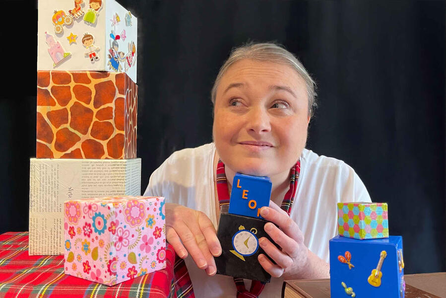 Aurore, la comédienne nous raconte une histoire à l'aide de ses objets insolites pendant une représentation d'un arbre de noël à Amiens.